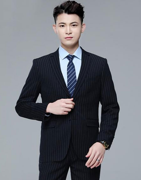 條紋西裝搭配藍(lán)色襯衫