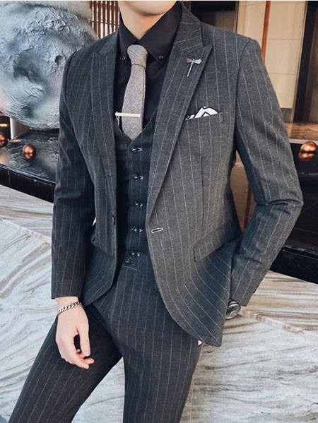 條紋西裝搭配海軍藍(lán)襯衫